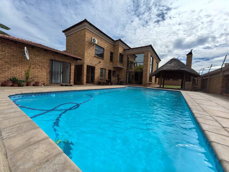 Prestigious 4 Bedroom Double-Storey House with FLATLET - Roylglen Gardens - Photo 1