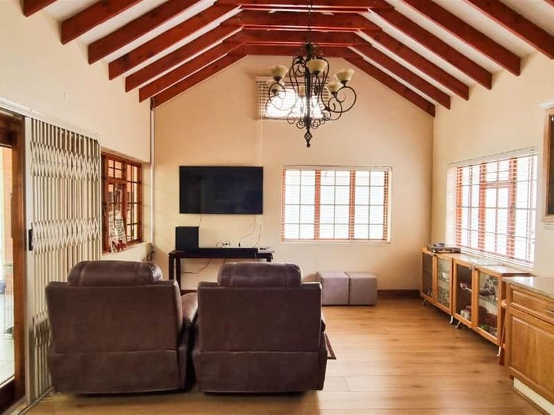 Exceptional 5-Bedroom Residence with Flatlet and Versatile Living Spaces Lakefield Benoni - Photo 9