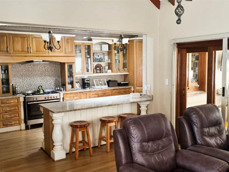 Exceptional 5-Bedroom Residence with Flatlet and Versatile Living Spaces Lakefield Benoni - Photo 8