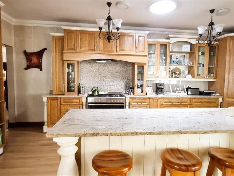 Exceptional 5-Bedroom Residence with Flatlet and Versatile Living Spaces Lakefield Benoni - Photo 7