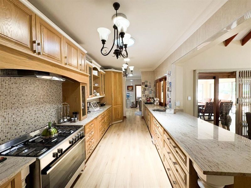 Exceptional 5-Bedroom Residence with Flatlet and Versatile Living Spaces Lakefield Benoni - Photo 6