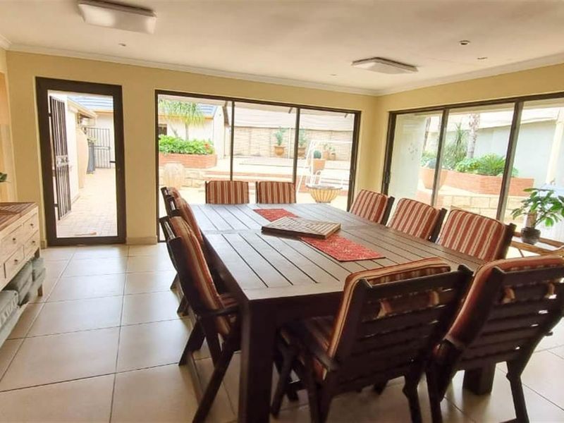 Exceptional 5-Bedroom Residence with Flatlet and Versatile Living Spaces Lakefield Benoni - Photo 10