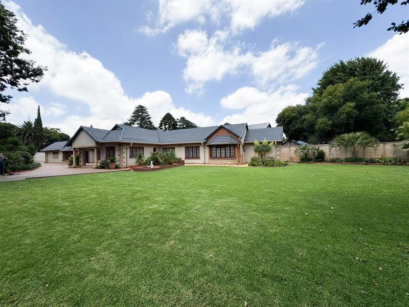 Exceptional 5-Bedroom Residence with Flatlet and Versatile Living Spaces Lakefield Benoni - Photo 2