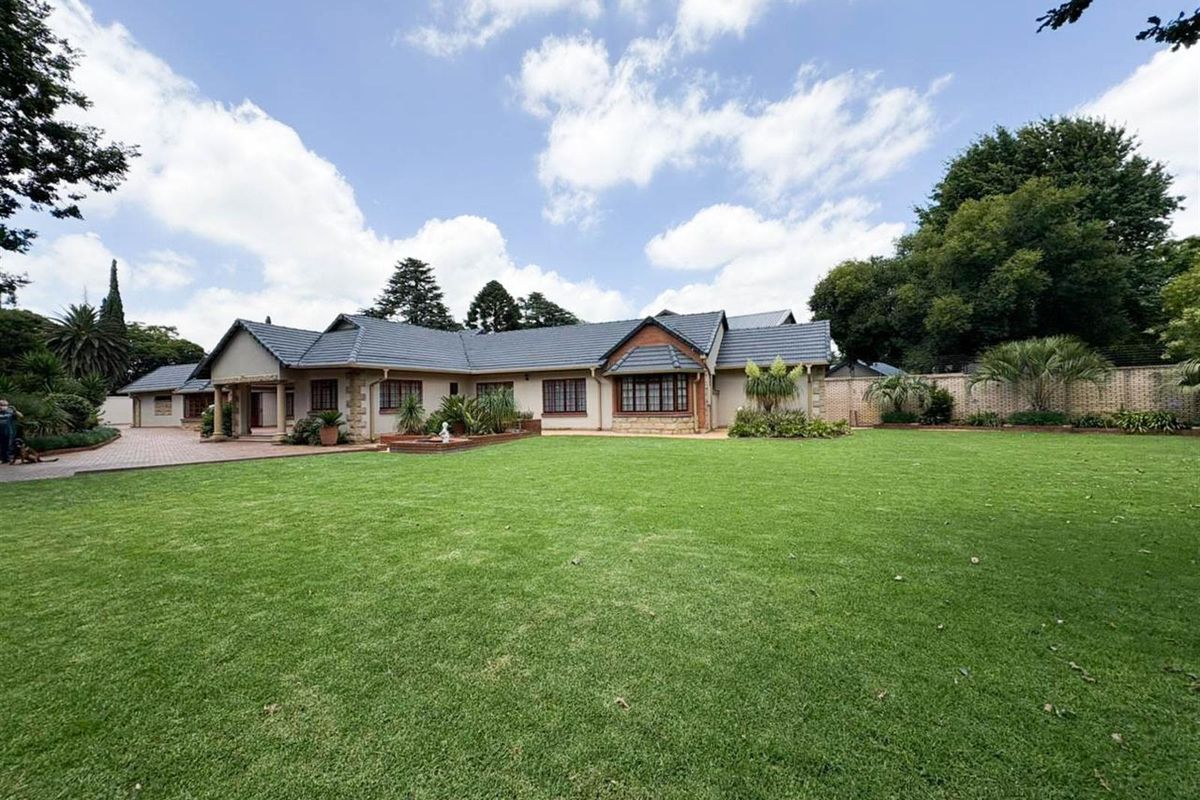 Exceptional 5-Bedroom Residence with Flatlet and Versatile Living Spaces Lakefield Benoni - Photo 2