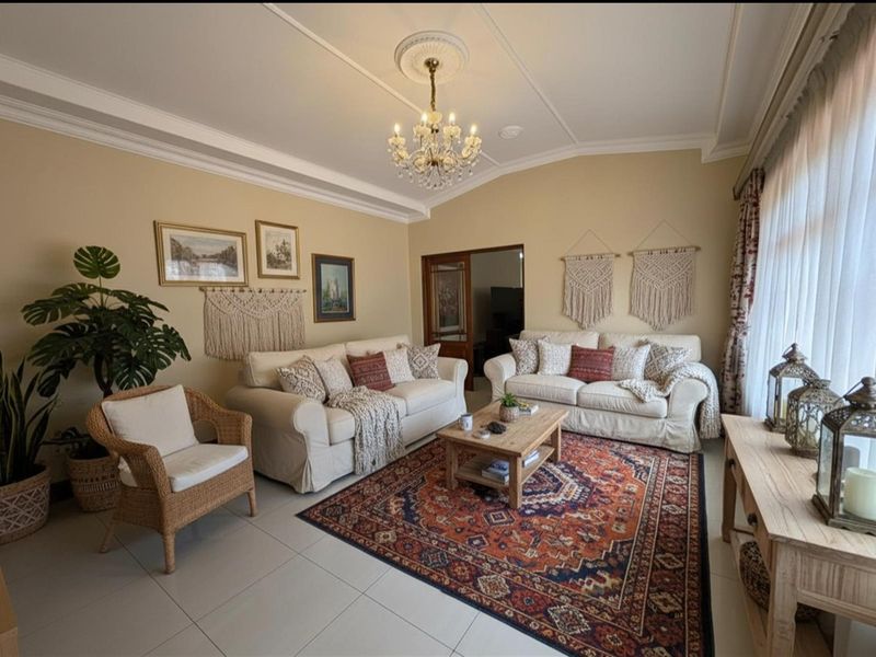 Exceptional 5-Bedroom Residence with Flatlet and Versatile Living Spaces Lakefield Benoni - Photo 4