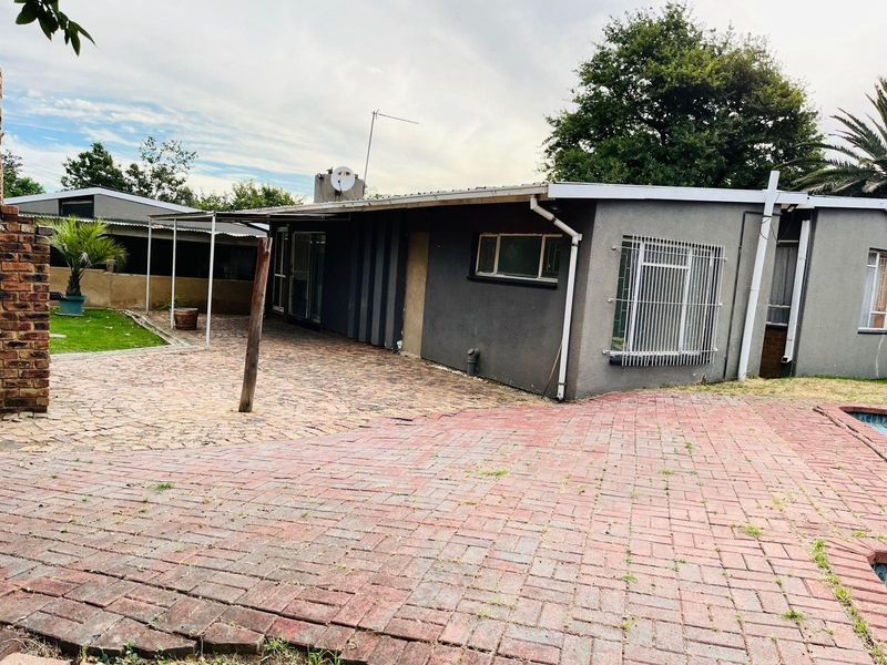 4-Bedroom House For Sale in Sasolburg Central, Sasolburg - Photo 4