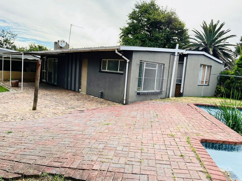 4-Bedroom House For Sale in Sasolburg Central, Sasolburg - Photo 2