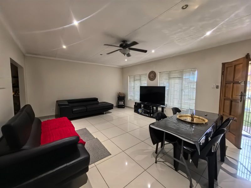 Towhouse For Sale in Lennoxton, Newcastle, KwaZulu Natal - Photo 8