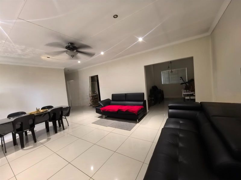 Towhouse For Sale in Lennoxton, Newcastle, KwaZulu Natal - Photo 6