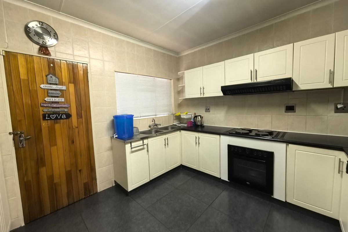 Towhouse For Sale in Lennoxton, Newcastle, KwaZulu Natal - Photo 2