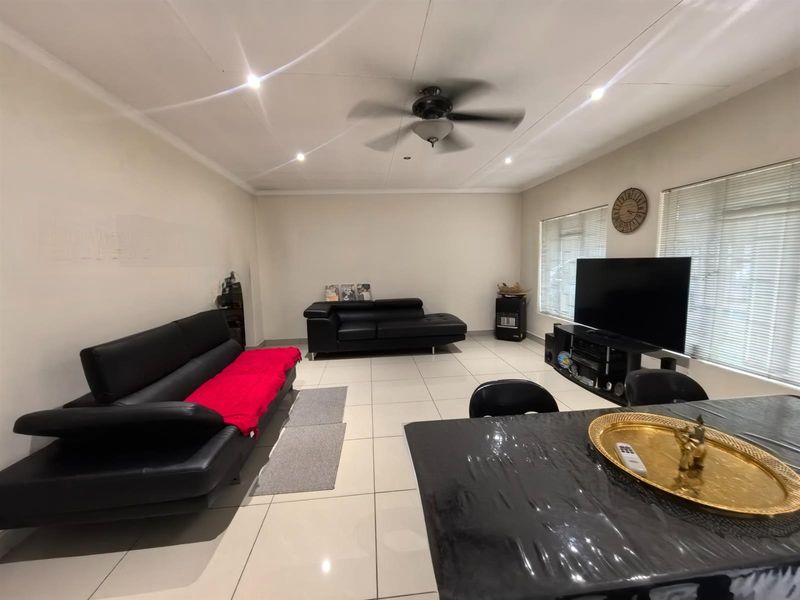 Towhouse For Sale in Lennoxton, Newcastle, KwaZulu Natal - Photo 5