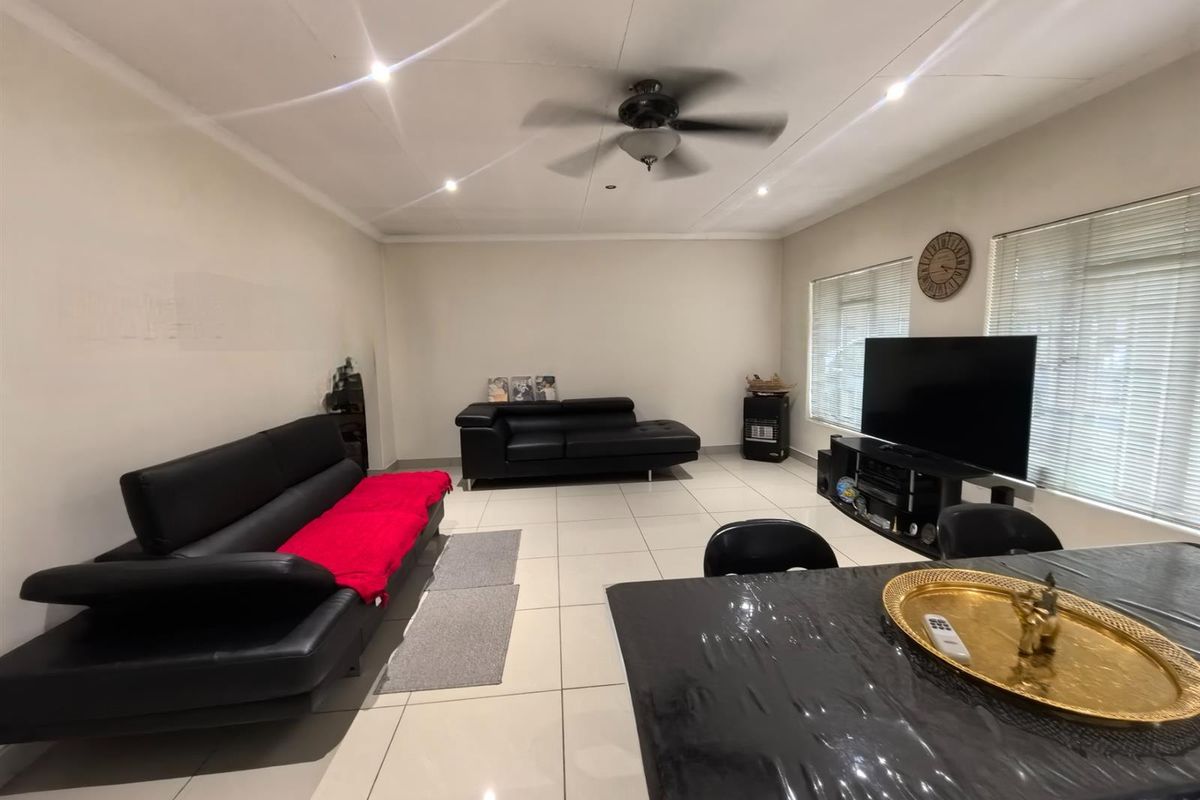 Towhouse For Sale in Lennoxton, Newcastle, KwaZulu Natal - Photo 5