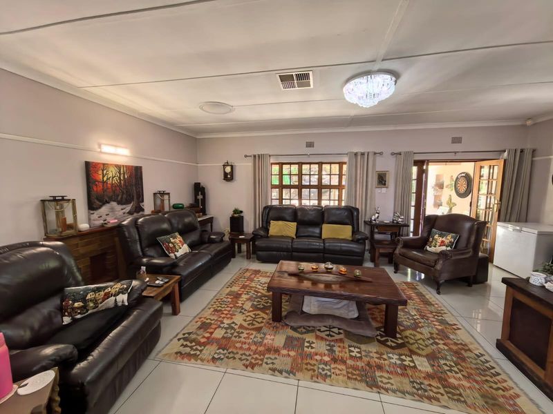 Sustainable Style Meets Family Fun: Your Energy-Efficient Oasis in Hadison Park, Kimberley - Photo 6