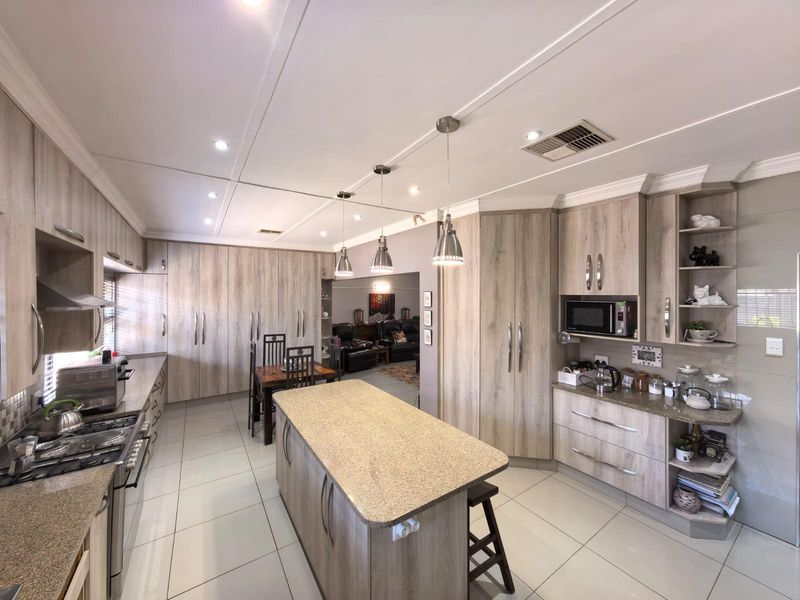 Sustainable Style Meets Family Fun: Your Energy-Efficient Oasis in Hadison Park, Kimberley - Photo 4