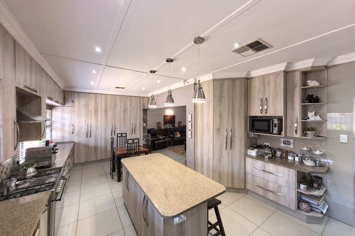 Sustainable Style Meets Family Fun: Your Energy-Efficient Oasis in Hadison Park, Kimberley - Photo 4