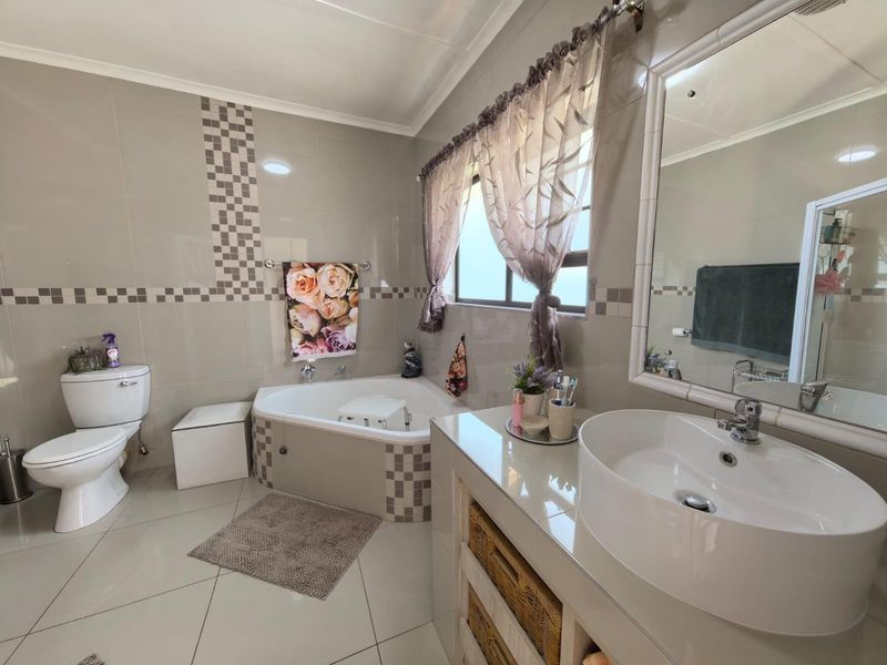 Sustainable Style Meets Family Fun: Your Energy-Efficient Oasis in Hadison Park, Kimberley - Photo 10