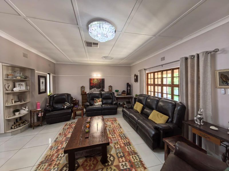 Sustainable Style Meets Family Fun: Your Energy-Efficient Oasis in Hadison Park, Kimberley - Photo 9