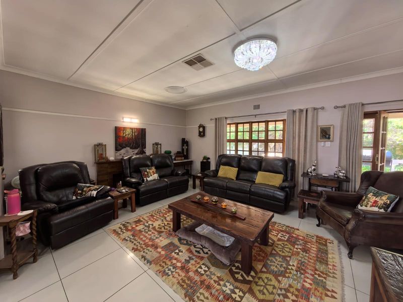 Sustainable Style Meets Family Fun: Your Energy-Efficient Oasis in Hadison Park, Kimberley - Photo 8