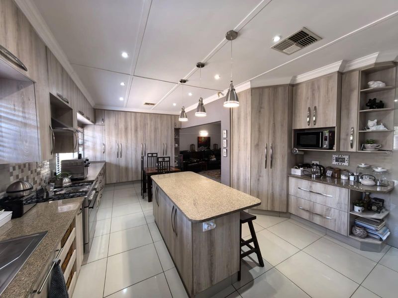 Sustainable Style Meets Family Fun: Your Energy-Efficient Oasis in Hadison Park, Kimberley - Photo 2