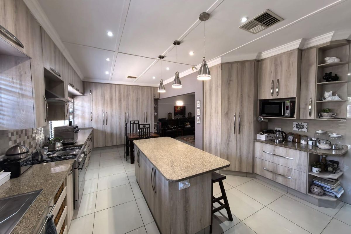 Sustainable Style Meets Family Fun: Your Energy-Efficient Oasis in Hadison Park, Kimberley - Photo 2