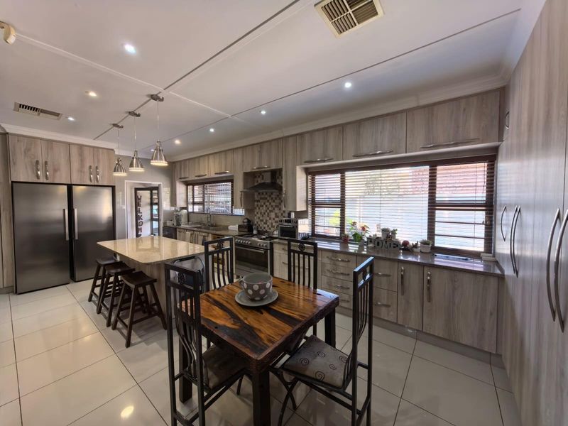 Sustainable Style Meets Family Fun: Your Energy-Efficient Oasis in Hadison Park, Kimberley - Photo 5