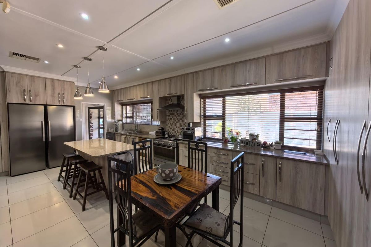 Sustainable Style Meets Family Fun: Your Energy-Efficient Oasis in Hadison Park, Kimberley - Photo 5