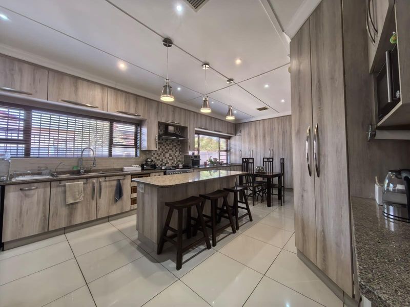 Sustainable Style Meets Family Fun: Your Energy-Efficient Oasis in Hadison Park, Kimberley - Photo 3