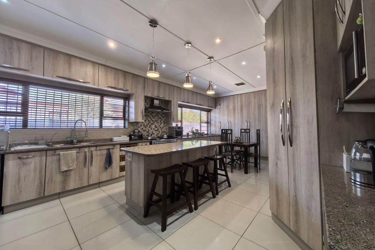 Sustainable Style Meets Family Fun: Your Energy-Efficient Oasis in Hadison Park, Kimberley - Photo 3