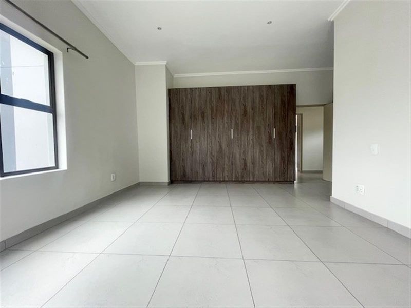 Modern 4 bed 4.5 bath, Bryanston East - Photo 8
