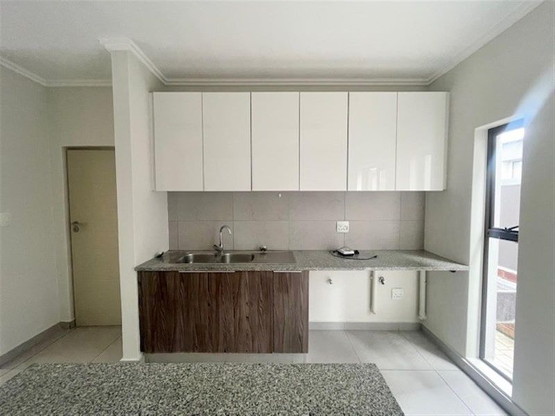 Modern 4 bed 4.5 bath, Bryanston East - Photo 6