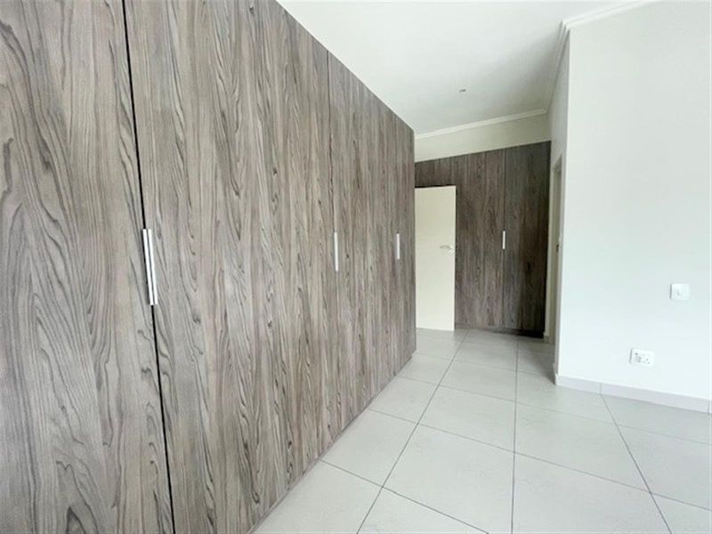 Modern 4 bed 4.5 bath, Bryanston East - Photo 10