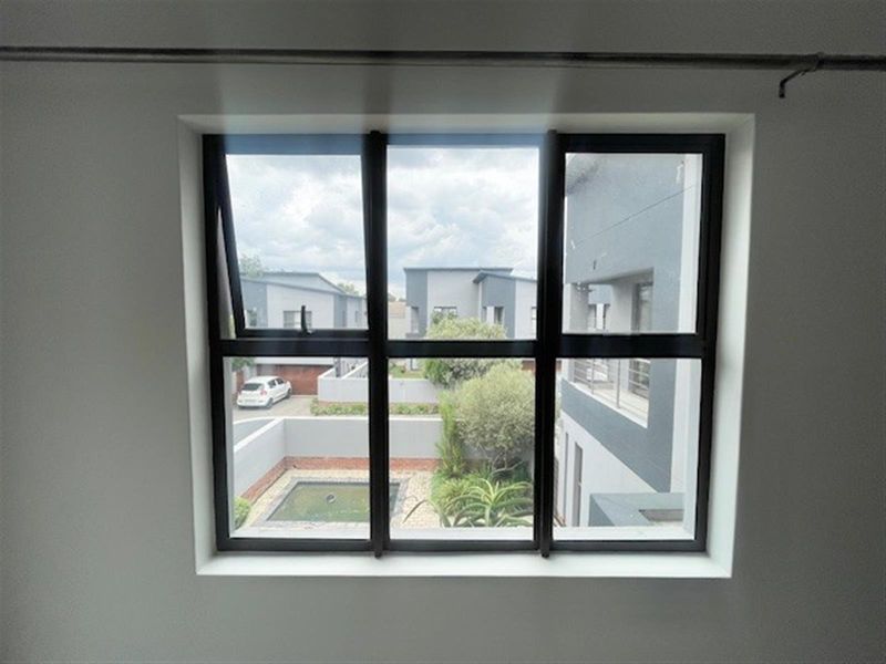 Modern 4 bed 4.5 bath, Bryanston East - Photo 9