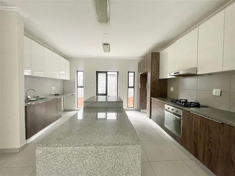 Modern 4 bed 4.5 bath, Bryanston East - Photo 4