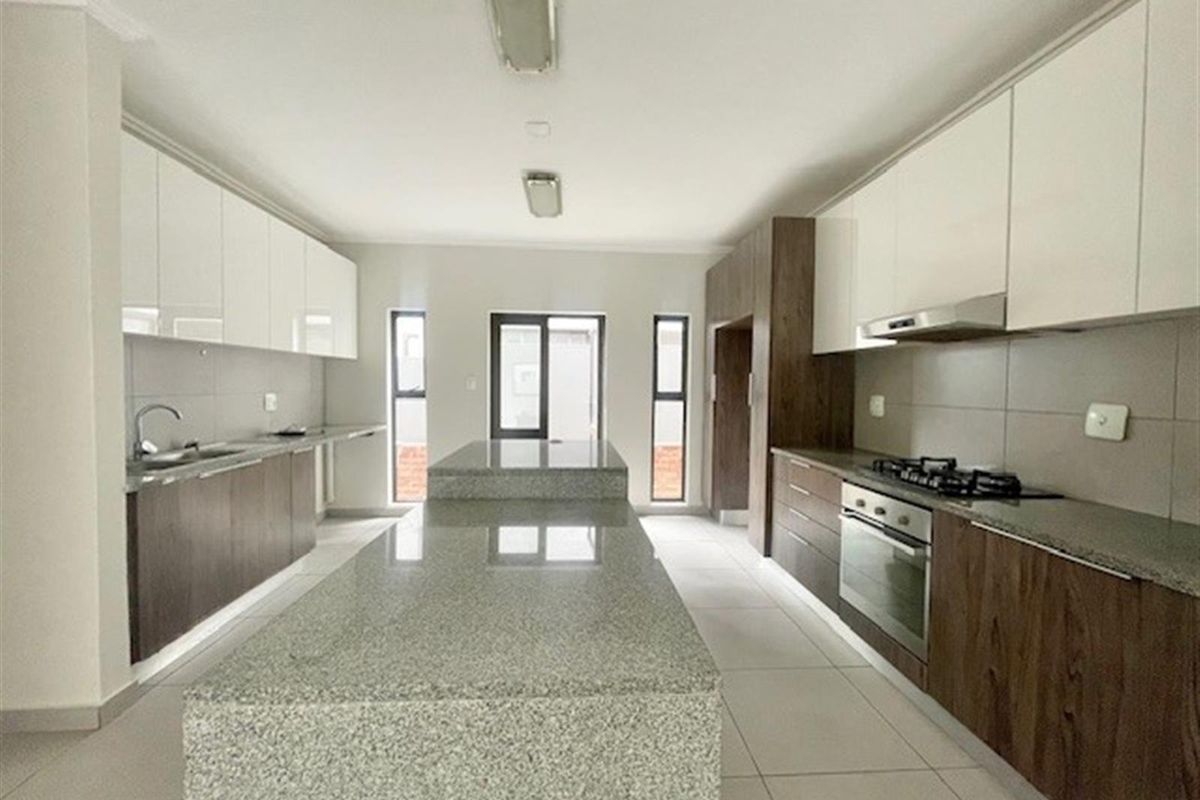 Modern 4 bed 4.5 bath, Bryanston East - Photo 4