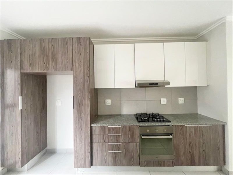 Modern 4 bed 4.5 bath, Bryanston East - Photo 5