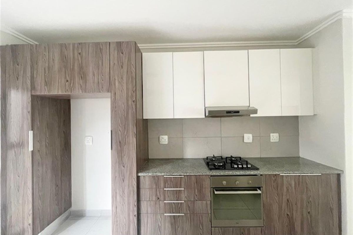 Modern 4 bed 4.5 bath, Bryanston East - Photo 5