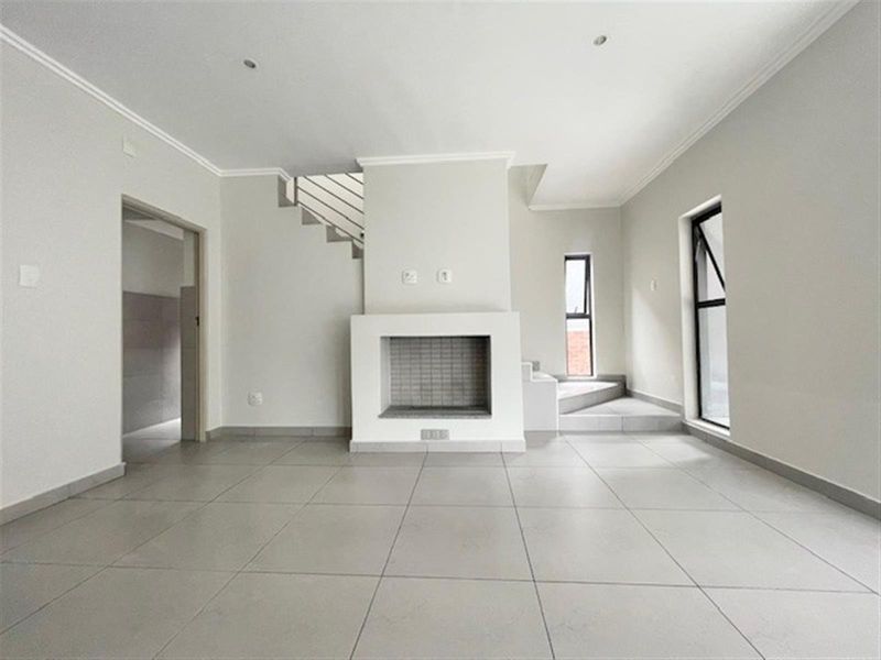 Modern 4 bed 4.5 bath, Bryanston East - Photo 2