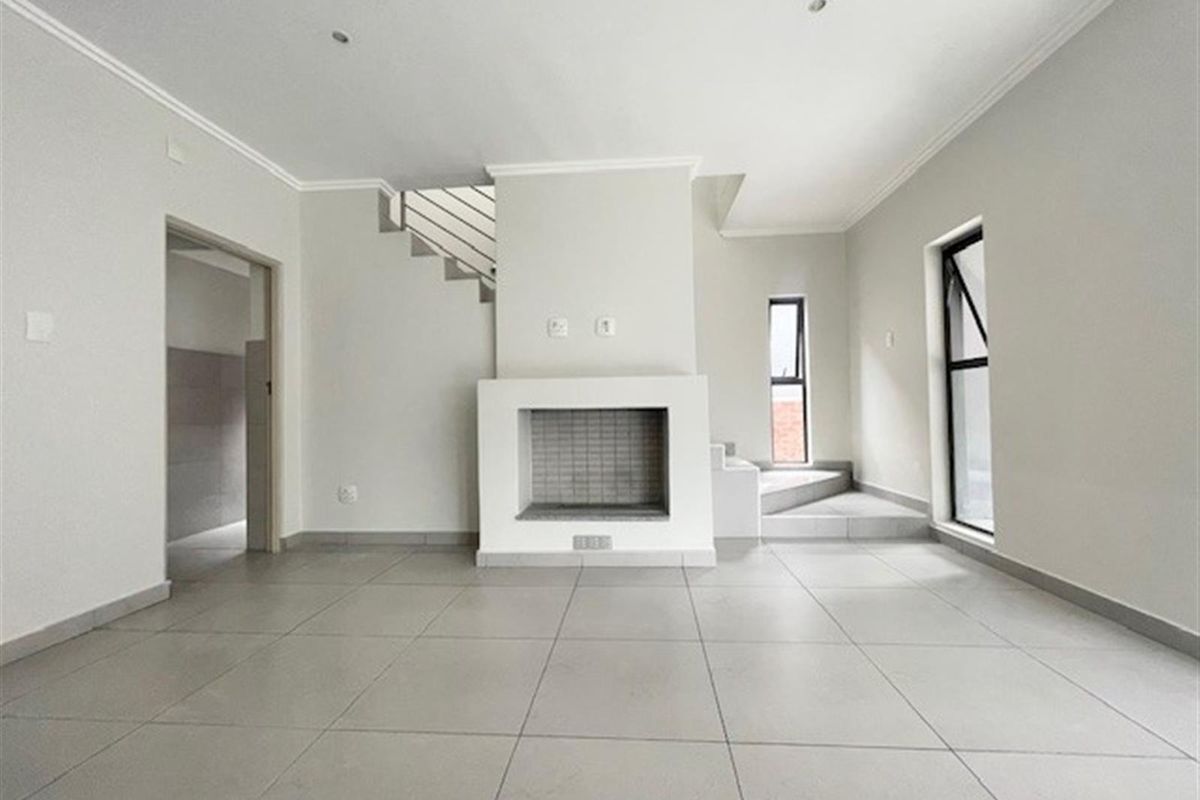 Modern 4 bed 4.5 bath, Bryanston East - Photo 2