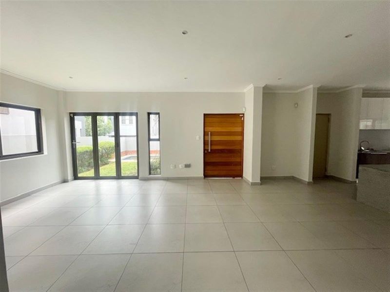 Modern 4 bed 4.5 bath, Bryanston East - Photo 3