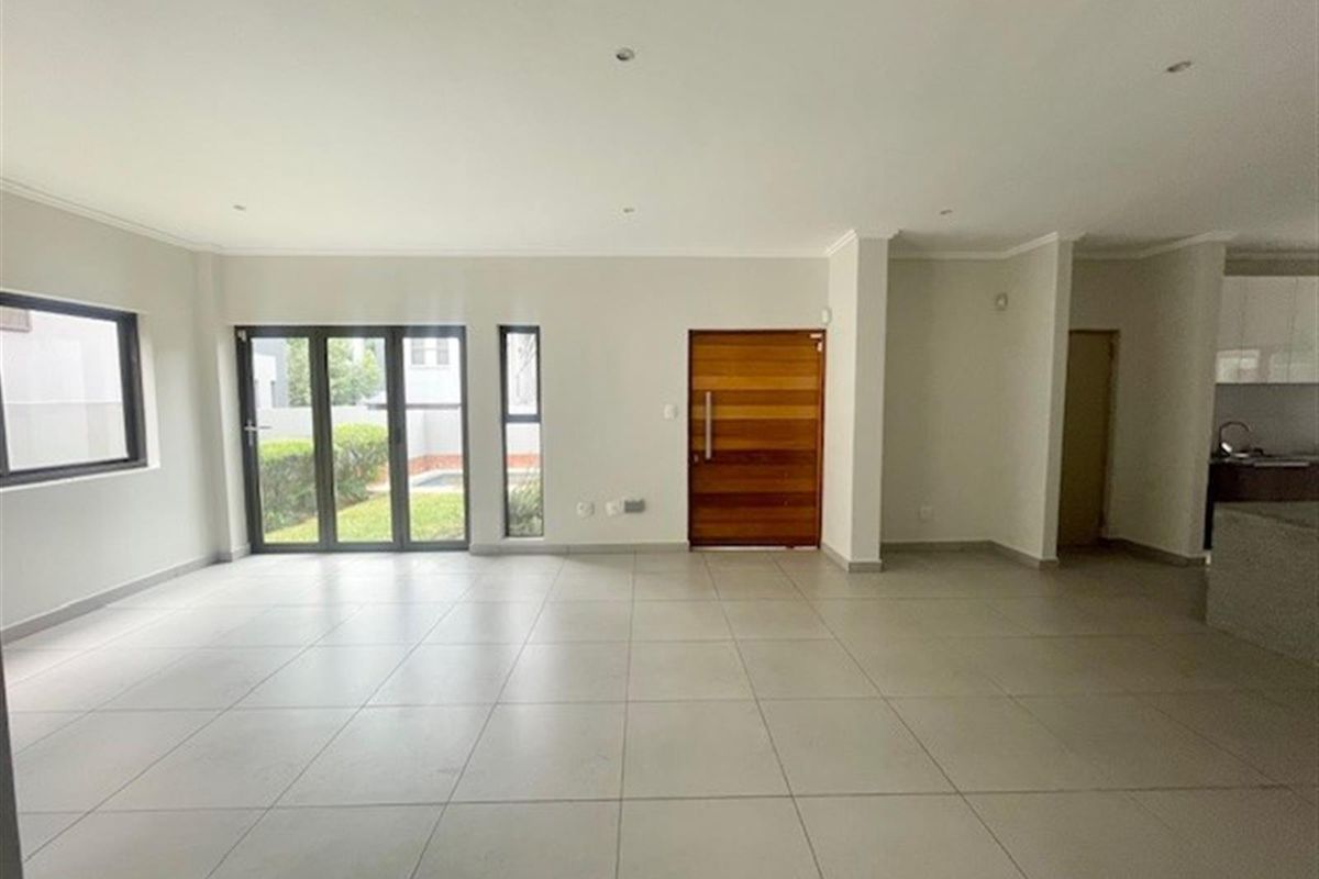 Modern 4 bed 4.5 bath, Bryanston East - Photo 3