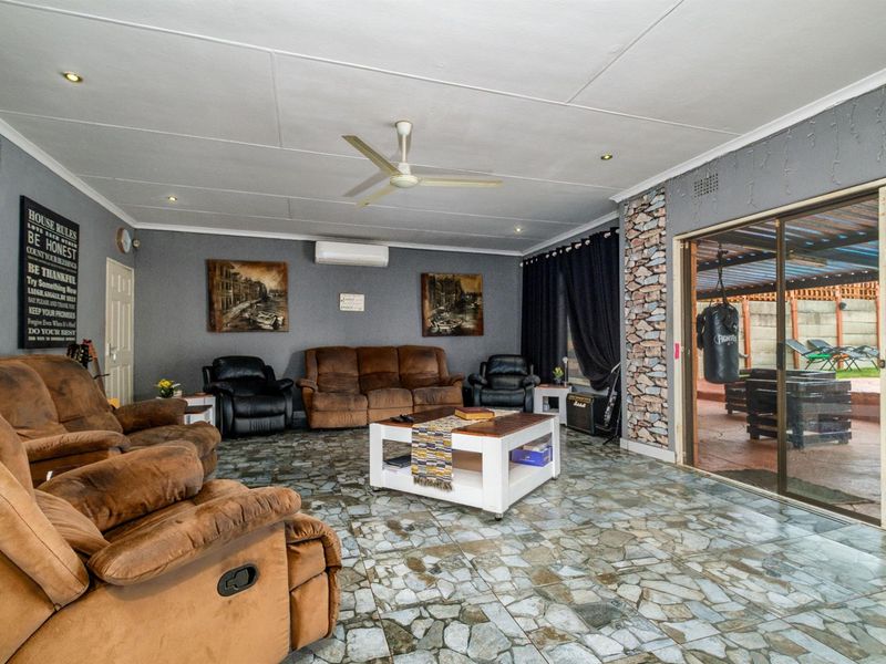 House For Sale in Witpoortjie, Roodepoort - Photo 4