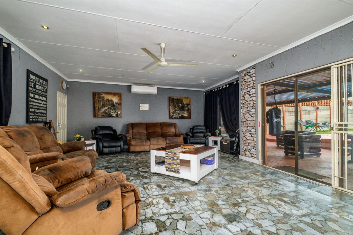 House For Sale in Witpoortjie, Roodepoort - Photo 4