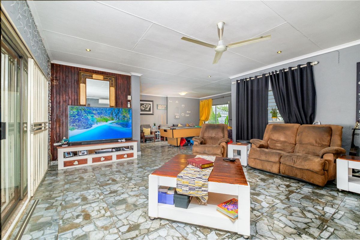 House For Sale in Witpoortjie, Roodepoort - Photo 3