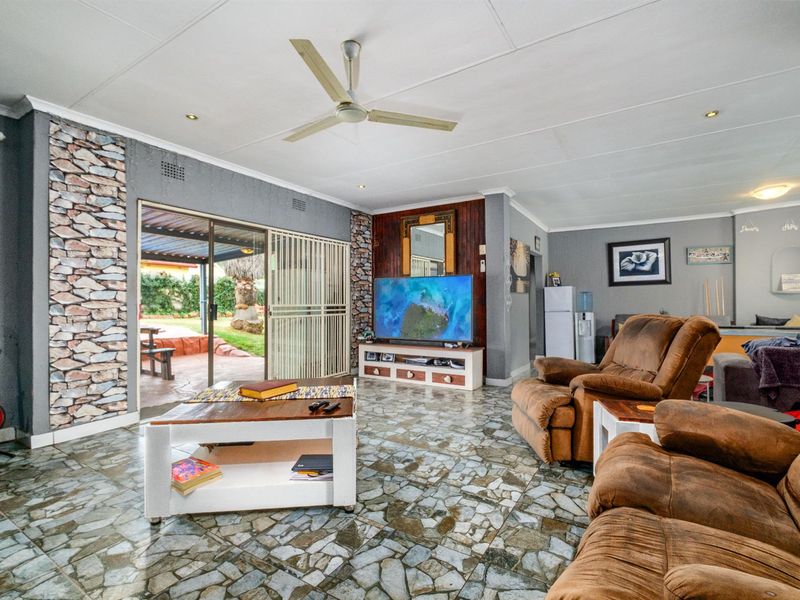 House For Sale in Witpoortjie, Roodepoort - Photo 2