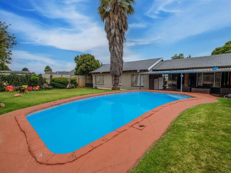 House For Sale in Witpoortjie, Roodepoort - Photo 1