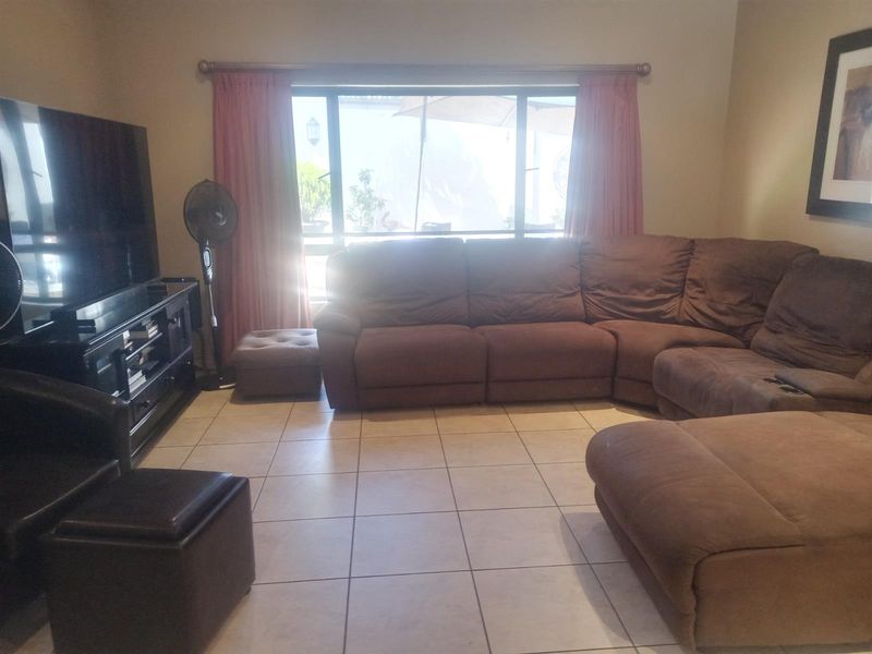 Elegant 3-Bedroom House For Sale in The Oval, Ballito, KwaZulu Natal - Photo 8