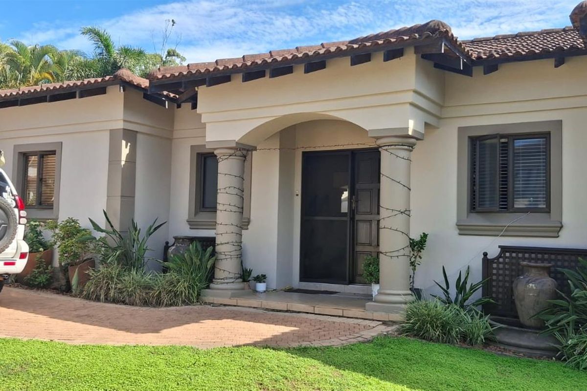 Elegant 3-Bedroom House For Sale in The Oval, Ballito, KwaZulu Natal - Photo 4
