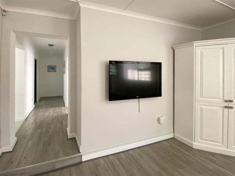 Versatile Renovated Home with Two Income-Generating Flatlets - Photo 9