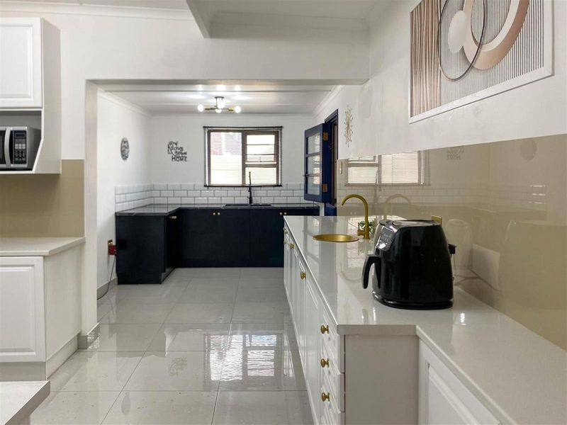 Versatile Renovated Home with Two Income-Generating Flatlets - Photo 10