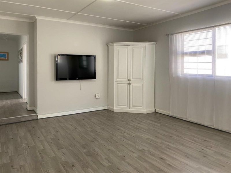 Versatile Renovated Home with Two Income-Generating Flatlets - Photo 8